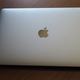 El MacBook Pro luce igual que siempre, pero eso no es necesariamente algo malo.
Foto: Caitlin McGarry (Gizmodo)